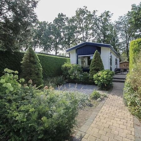Chalet Voorzien Van Alle Gemakken In Een Bosrijke Omgeving Voorthuizen Bagian luar foto