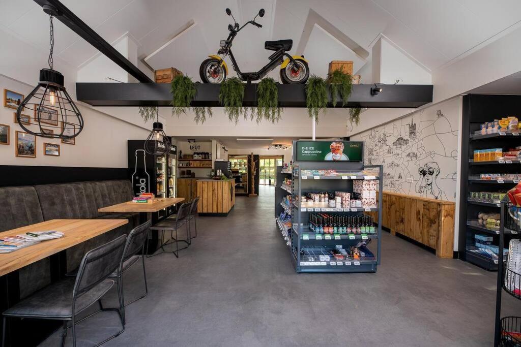 Chalet Voorzien Van Alle Gemakken In Een Bosrijke Omgeving Voorthuizen Bagian luar foto